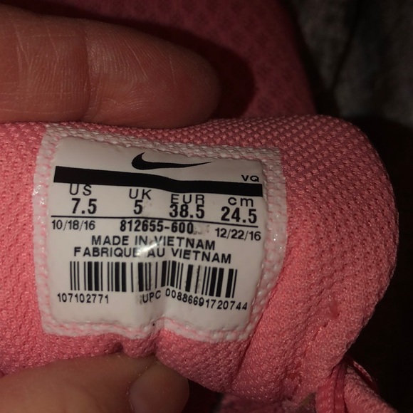 Nike athletic shoes - Picture 6 of 8